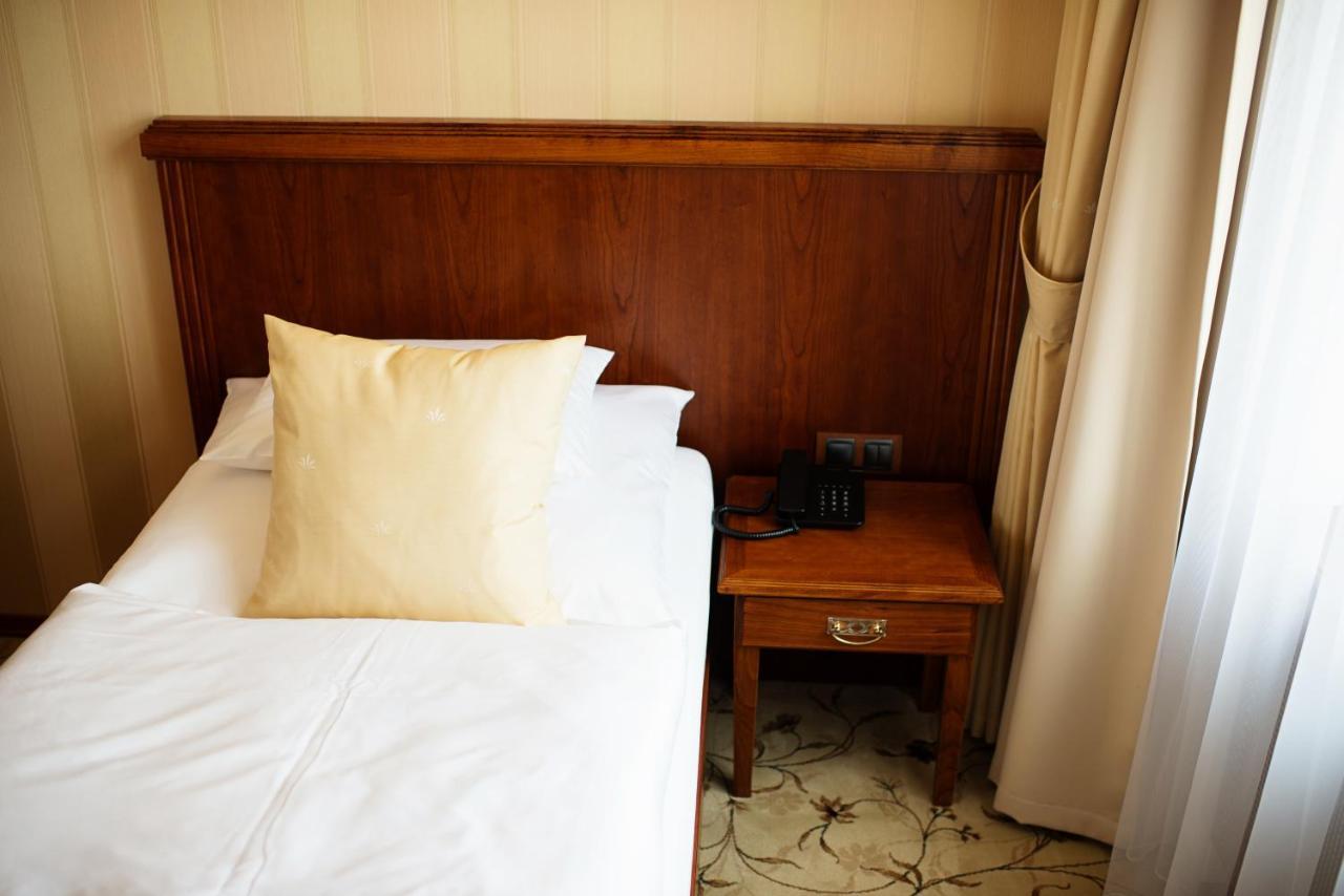 Hotel Slavie Pelhřimov エクステリア 写真