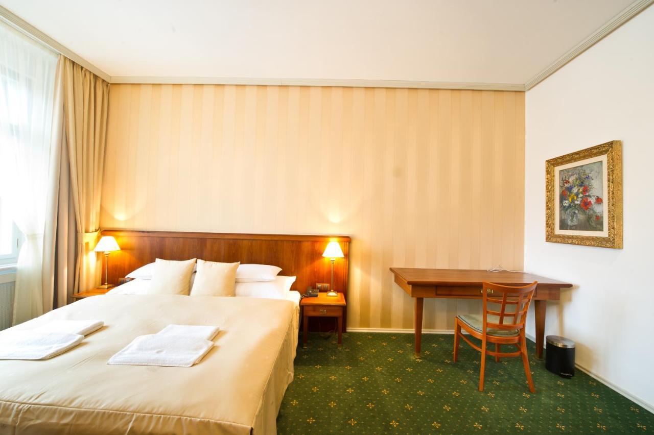Hotel Slavie Pelhřimov エクステリア 写真