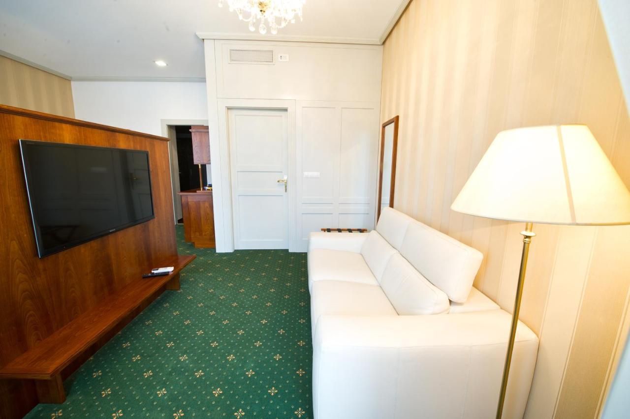 Hotel Slavie Pelhřimov エクステリア 写真