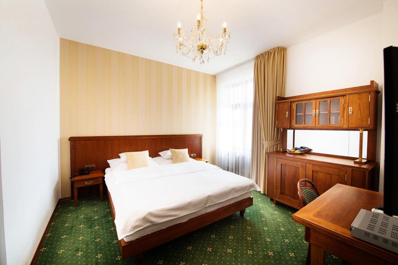 Hotel Slavie Pelhřimov エクステリア 写真